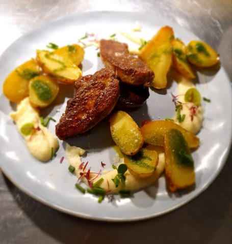Escalopes de foie gras poêlées, panais et grenailles persillées